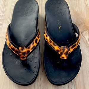 Vionic Leopard Sandals size 9 Hightide